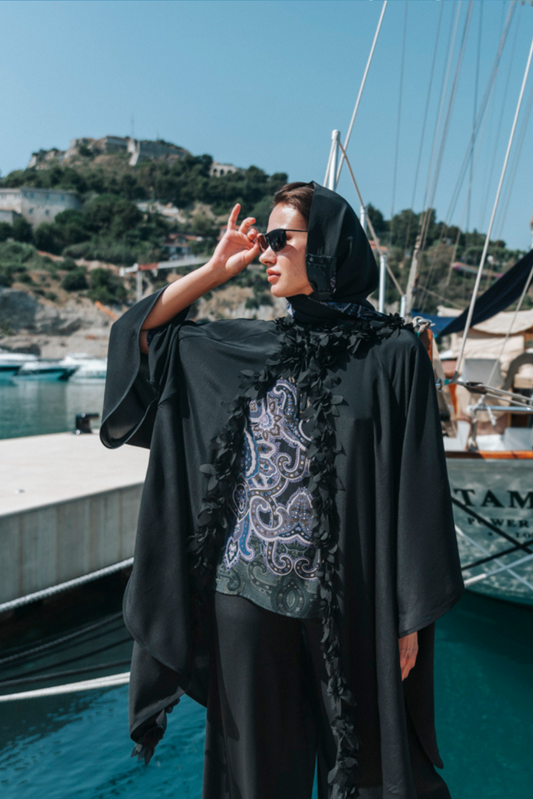 Jebel Jais Set – Classic abaya for women with luxury appeal