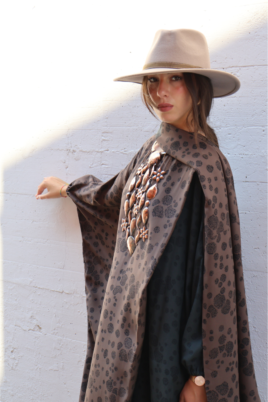 Luxury caftan – Ajman Set with matching brown and black silk stole